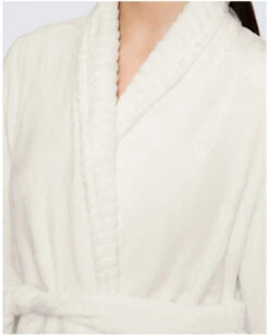 Peignoir En Velours Triumph Nuit (Silk White) -Sloggi Soldes Boutique peignoir en velours triumph nuit silk white 3